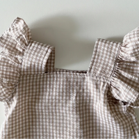 Thumbnail for Girls Ruffle Tee – Kevyt ja suloinen – lasten vaatesetti