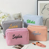 Striped Name Pouch – Henkilökohtainen ja tyylikäs – meikkipussi