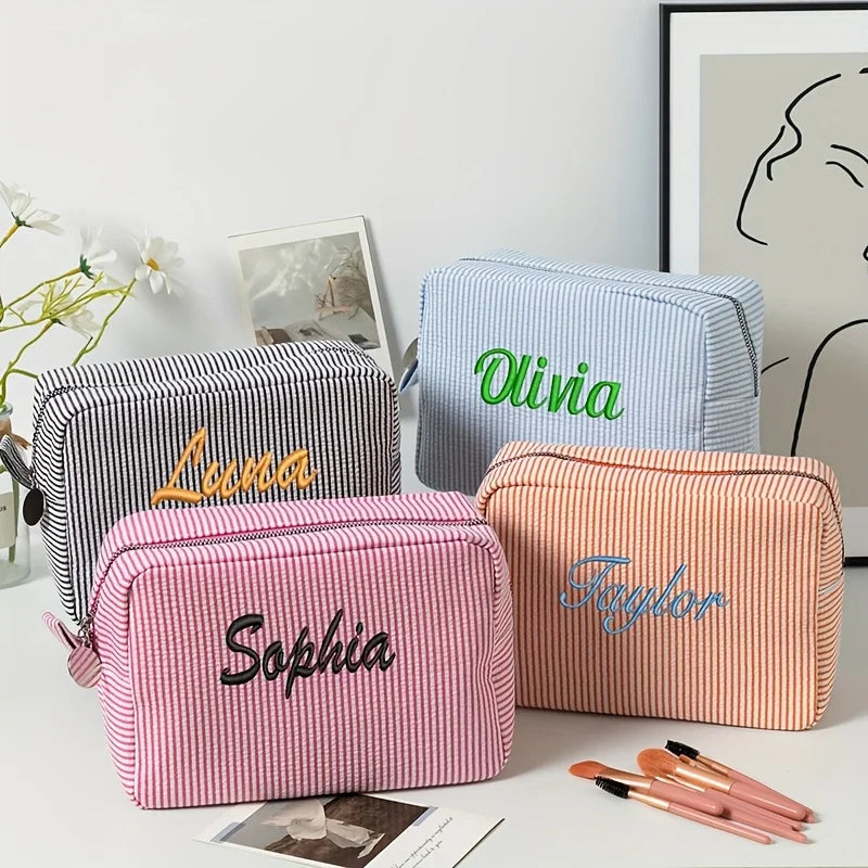 Striped Name Pouch – Henkilökohtainen ja tyylikäs – meikkipussi