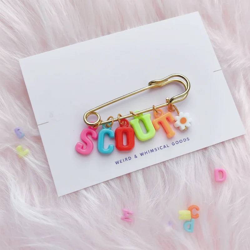 Personalized Charm Pin – Henkilökohtainen ja tyylikäs – nimikoru