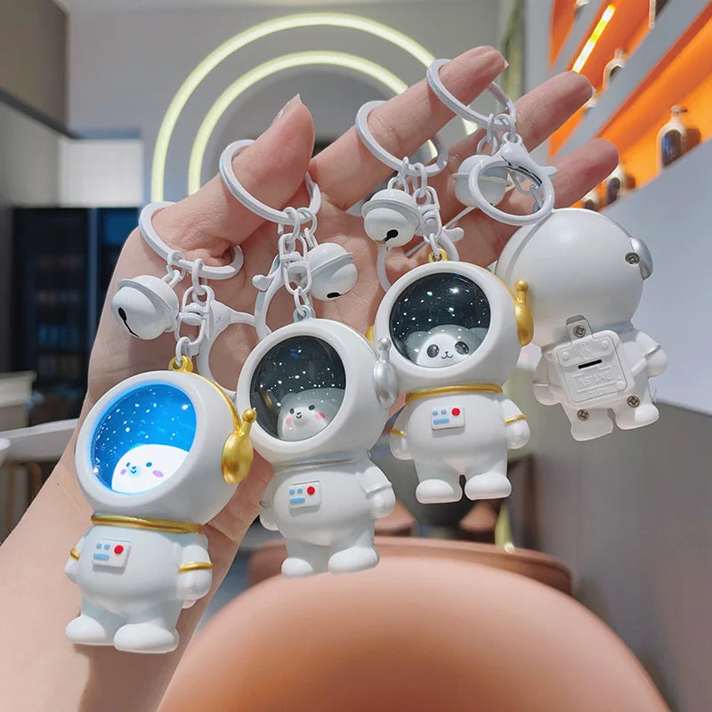 Glowing Astronaut Charm – Söpö ja hohtava – Astronautti-laukun ripustin